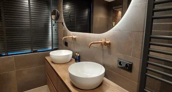 Moderne en sfeervolle badkamer in Vinkeveen. Gerealiseerd door aannemer W. Pothuizen Bouw BV